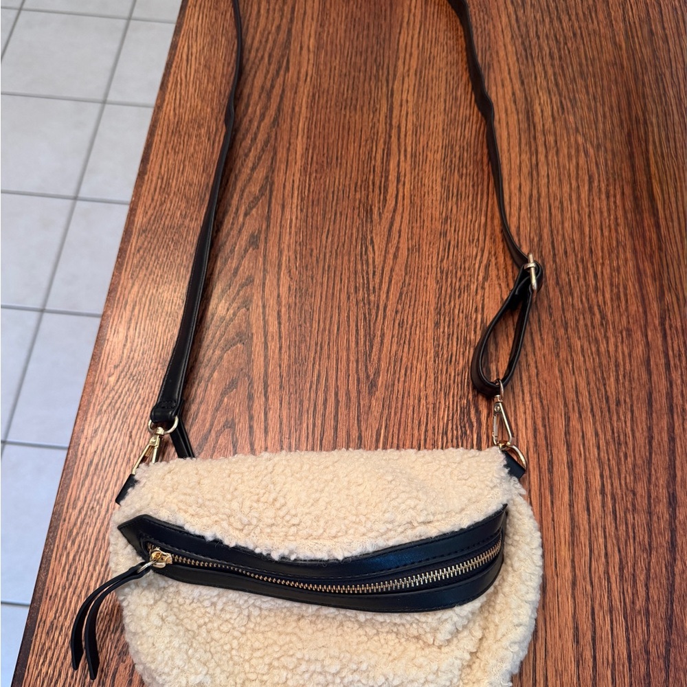 GREAT FOR WINTER! Stylish Cream and Black Sherpa Crossbody Bag - Picture 7 of 8